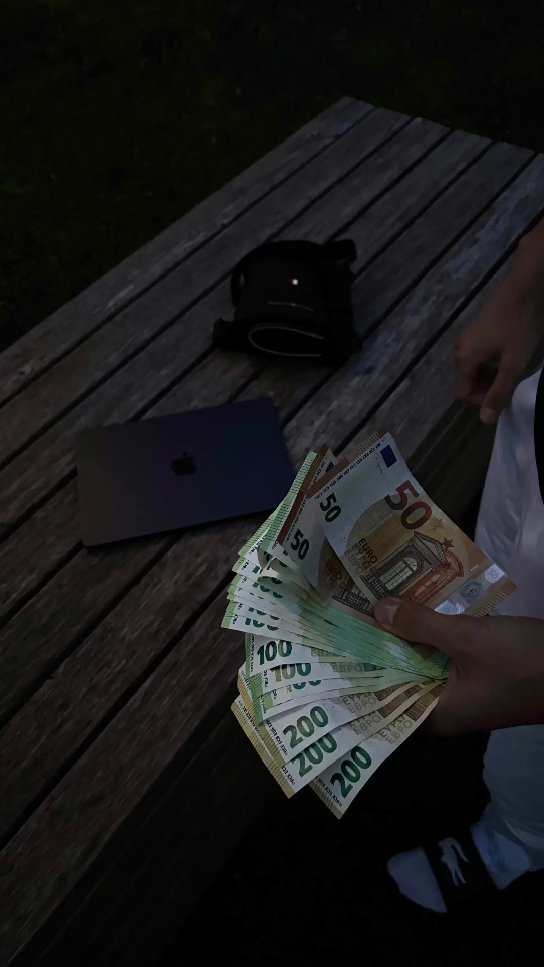 Erfolg mit VS Reselling – Bargeld und Laptop